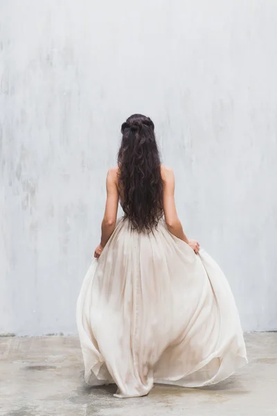 Sposa in un elegante abito di seta — Foto Stock