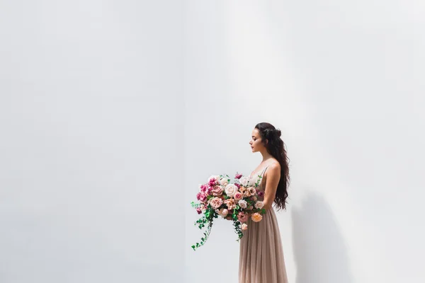 花模様のシルクのドレスの花嫁 — ストック写真