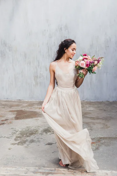 花模様のシルクのドレスの花嫁 — ストック写真