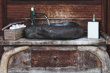 Taş lavabo ve tuvalet malzemeleri