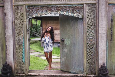 Eski evin yakınına yürüyen kadın