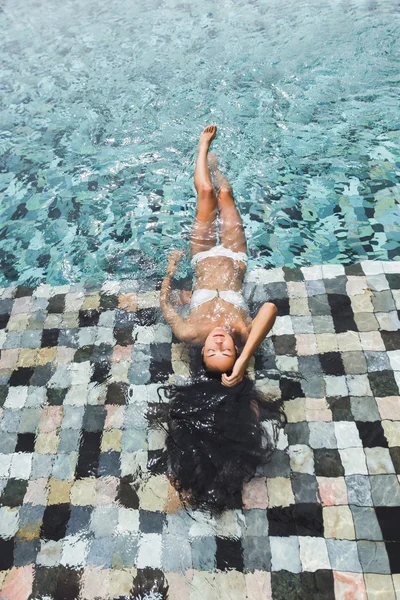 Woman in luxury swimming pool — Stock Photo, Image