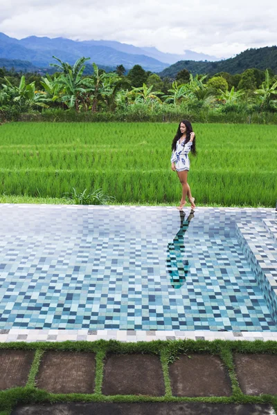 Девушка возле роскошного бассейна на Бали — стоковое фото