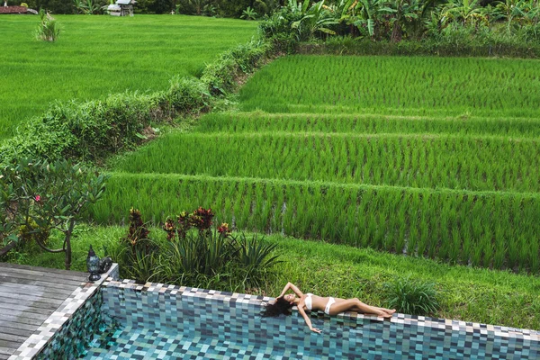 Flicka nära lyx pool i Bali — Stockfoto