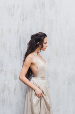 Zarif bir ipek elbise gelin