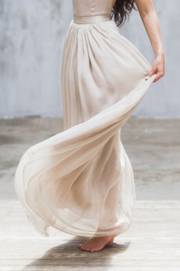 Zarif bir ipek elbise gelin