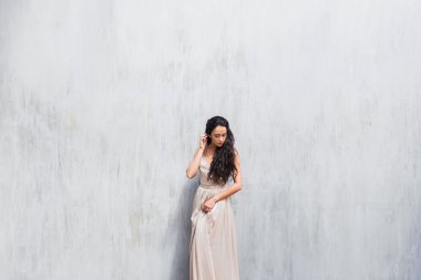 Zarif bir ipek elbise gelin