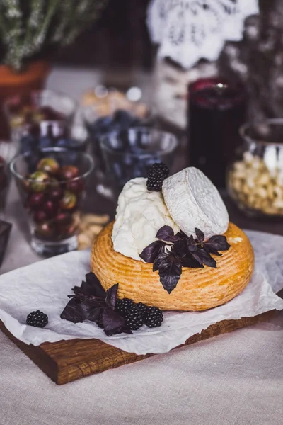Вкусный сыр и фрукты — стоковое фото