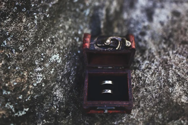 Wedding rings in vintage box — Stock Photo, Image