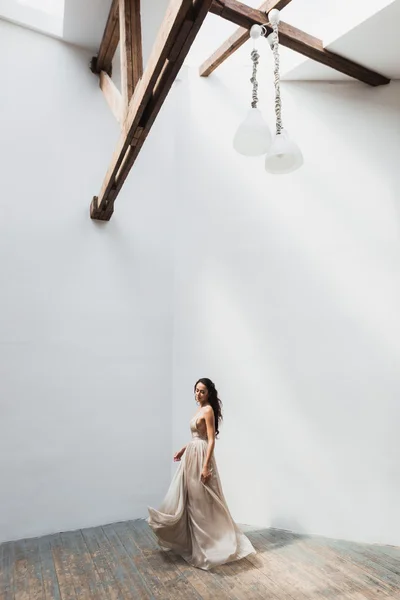 在一个优雅的丝绸礼服的新娘 — 图库照片