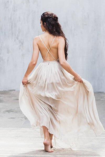 Невеста в элегантном шелковом платье
