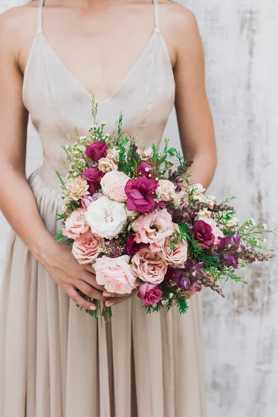 Noiva em vestido de seda com flores — Fotografia de Stock