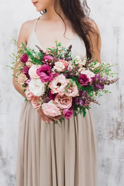 Noiva em vestido de seda com flores — Fotografia de Stock