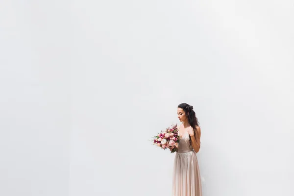 Невеста в шелковом платье с цветами — стоковое фото
