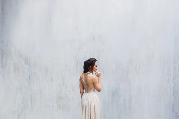 Noiva em um elegante vestido de seda — Fotografia de Stock