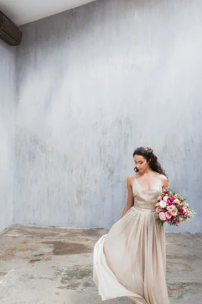 Novia en vestido de seda con flores —  Fotos de Stock