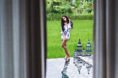 Güzel bir otel istirahat kadın