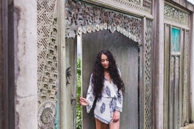 Eski evin yakınına yürüyen kadın