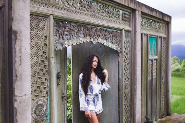 Eski evin yakınına yürüyen kadın