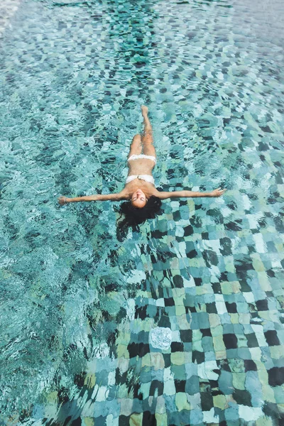 Жінка в розкішному басейні — стокове фото