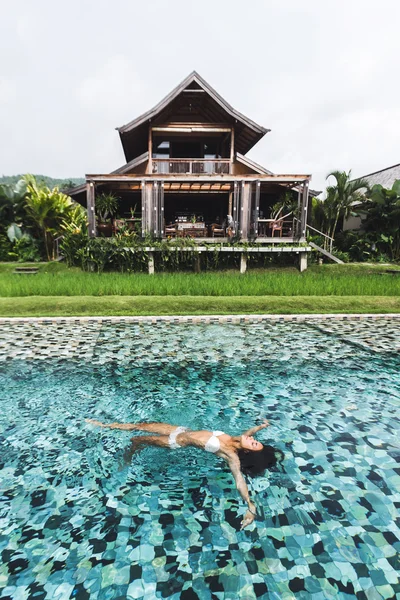 Mulher na piscina de luxo — Fotografia de Stock