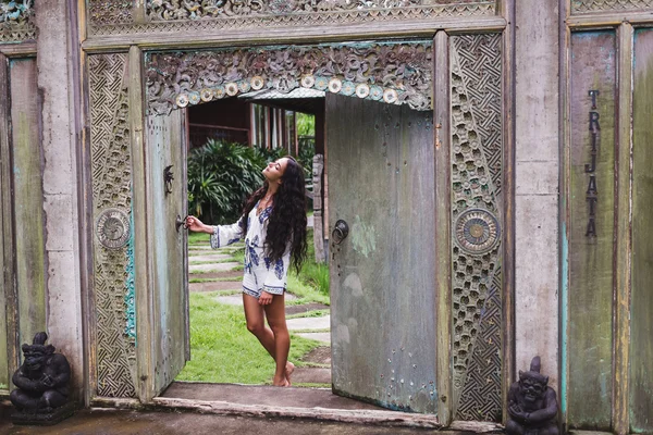 Woman walking near old house — Stock Photo, Image