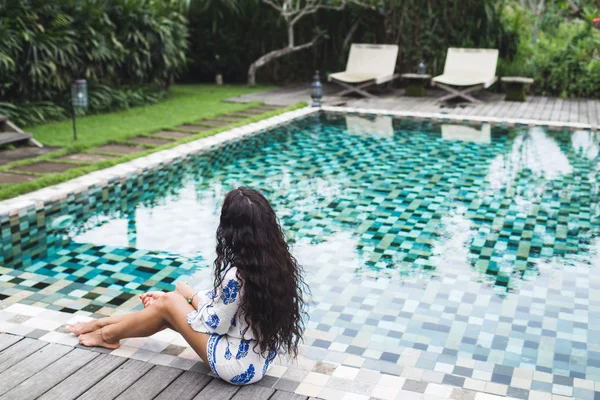 Bella ragazza godendo sul bordo della piscina — Foto Stock