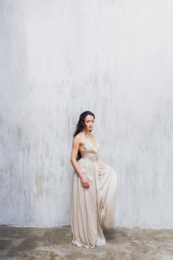 Zarif bir ipek elbise gelin