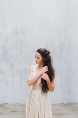 Zarif bir ipek elbise gelin