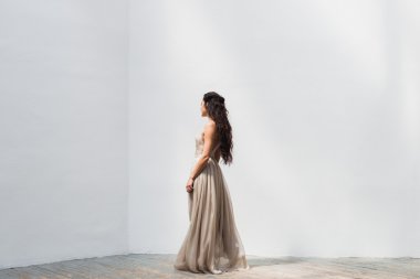 Zarif bir ipek elbise gelin