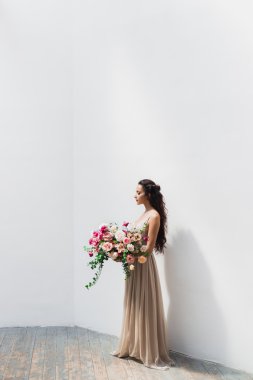 Çiçekli ipek elbise gelin