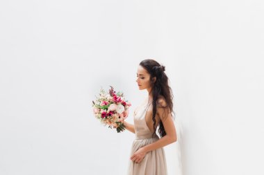 Çiçekli ipek elbise gelin