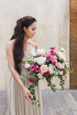 Çiçekli ipek elbise gelin