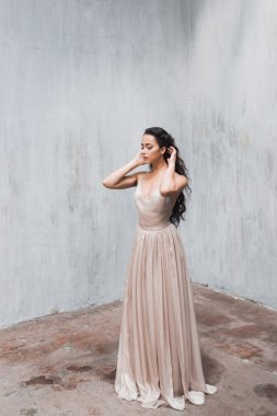 Zarif bir ipek elbise gelin