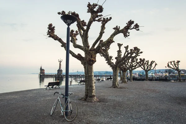 Велосипед на пустой набережной — стоковое фото