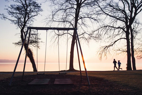 Morning jog along the lake shore — Stock Photo, Image