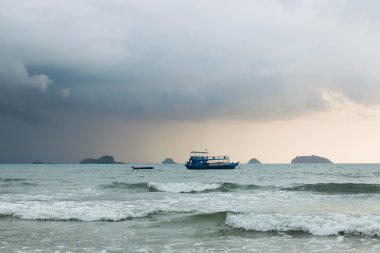 Denizde bir fırtına sırasında gemi