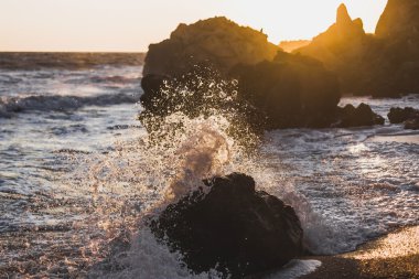 Dalgalar kayalara çarpıyor