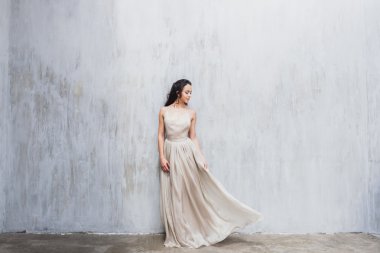 Zarif bir ipek elbise gelin