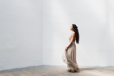 Zarif bir ipek elbise gelin