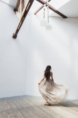 Zarif bir ipek elbise gelin