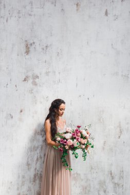 Çiçekli ipek elbise gelin