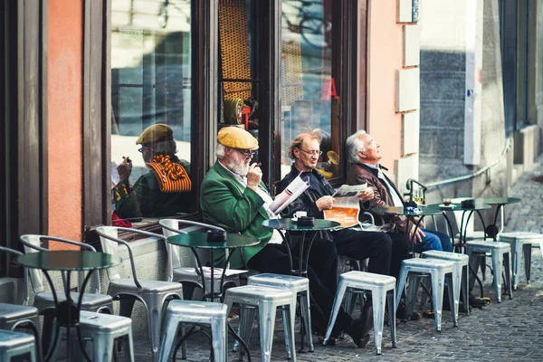 Europenii beau cafea la o cafenea în aer liber — Fotografie, imagine de stoc