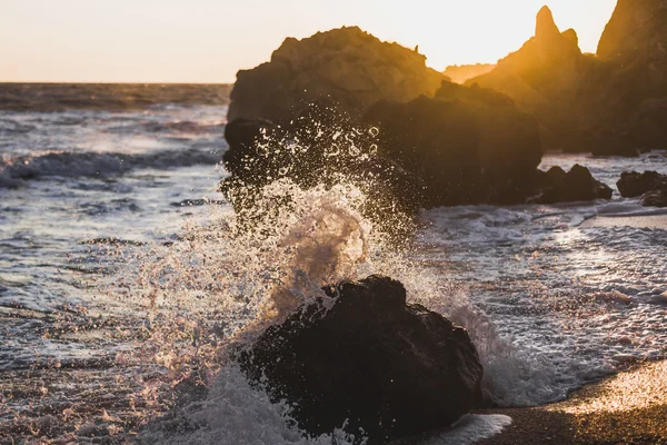 Dalgalar kayalara çarpıyor