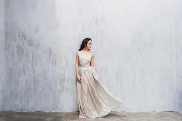 Невеста в элегантном шелковом платье — стоковое фото