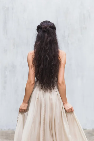 Zarif bir ipek elbise gelin