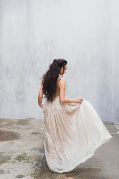 Sposa in un elegante abito di seta — Foto Stock