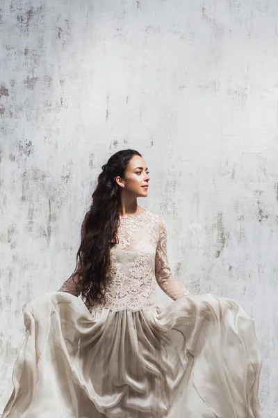 Novia en un elegante vestido de seda — Foto de Stock