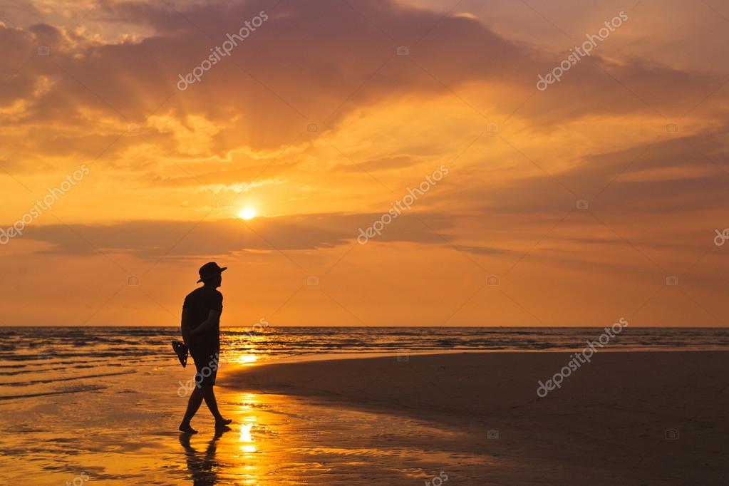 hombre caminando solo en la playa