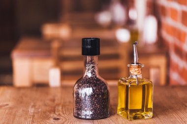 Baharat şişelerde kümesi